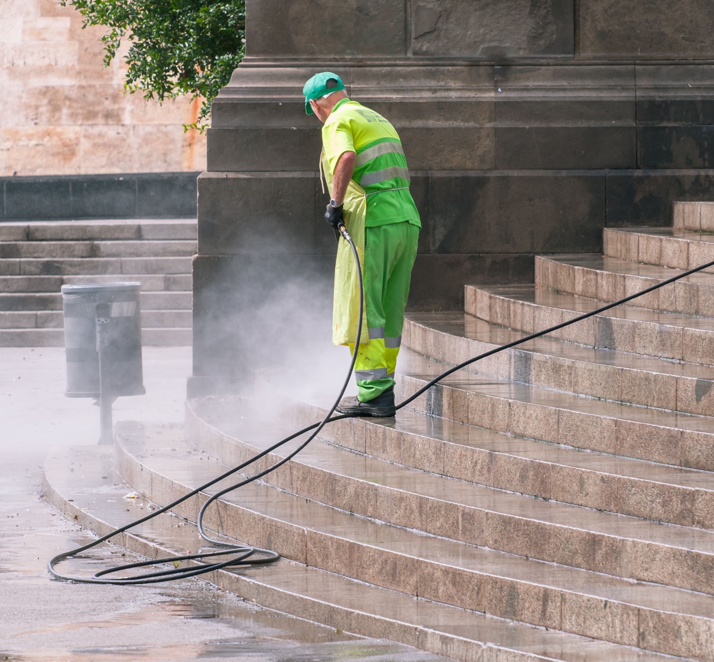 Lavagem de degraus de pedra com equipamento de alta pressão, com vapor de água a subir